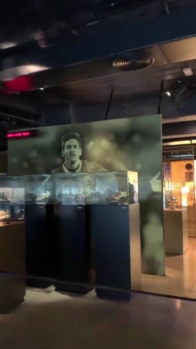 梅西看到自己奖杯是什么反应？