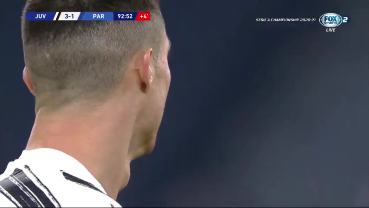 进攻被吹非常生气！C罗愤怒踢飞皮球吃到黄牌（c罗踢球踢到小球迷）