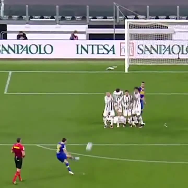 C罗当人墙不起跳遭媒体质问：“你在干什么？”（c罗站人墙）