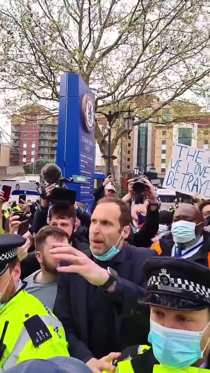 切尔西球迷抵制欧超联赛，切赫呼吁球迷冷静，先让大巴入场（切尔西退出欧超）