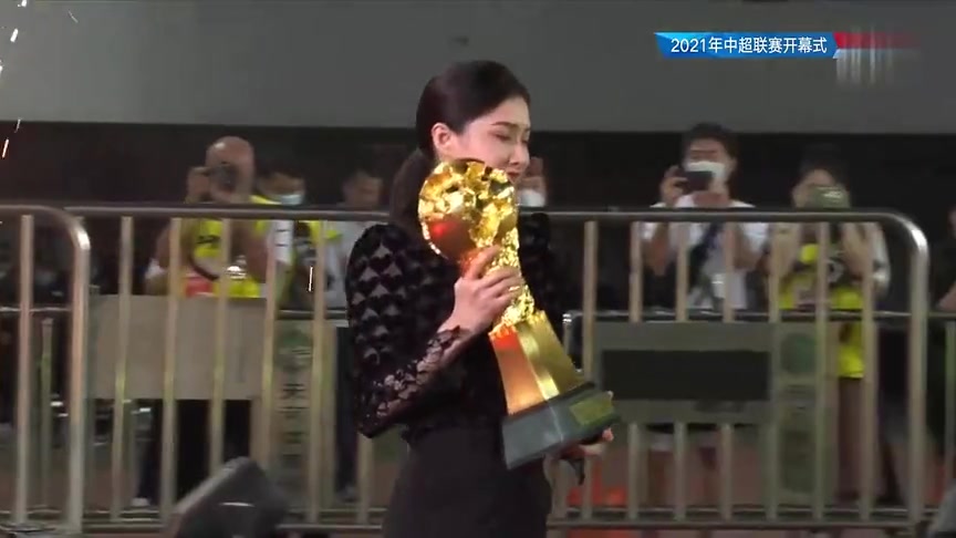 美女携火神杯乘坐无人驾驶飞行器进入球场（火神杯 美女）