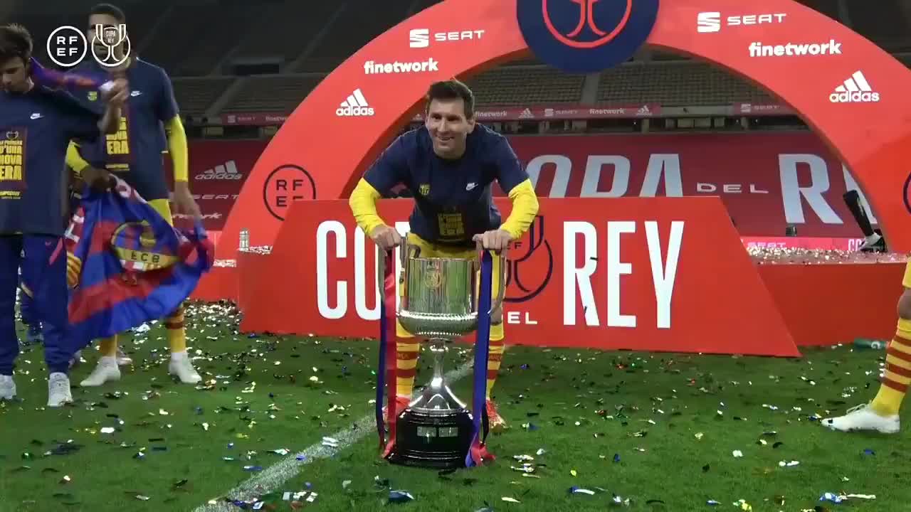 旁边的朗格莱亮了！另一个视角看众队友和梅西合影（朗格莱转会巴萨）