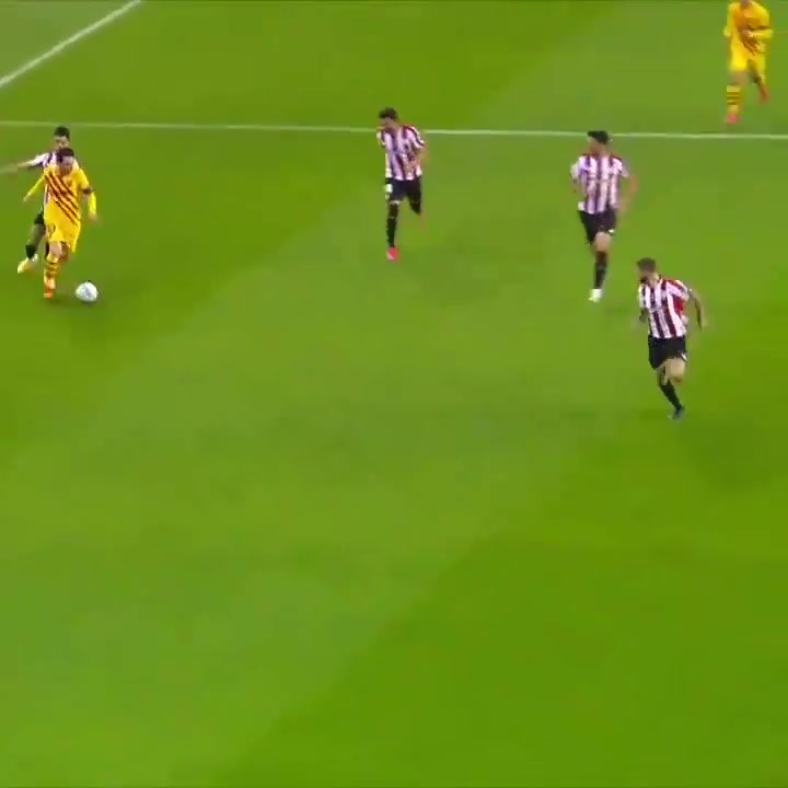 一击致命！上帝视角看梅西首球跑位（梅西运动战首球）