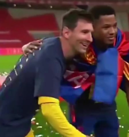 评论员邵煊爆笑解说与梅西合影：十块一张！（邵煊足球解说）