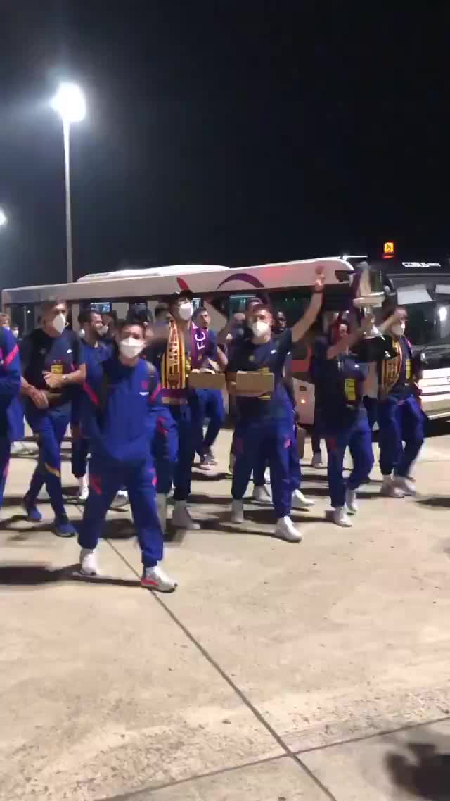 嗨翻天！巴萨全队高歌撘机回家（巴萨专机）