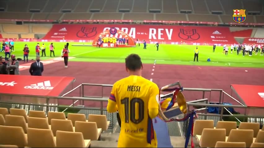 队内地位！梅西小跑叫布教授单独下来举奖杯（布教授助攻梅西）