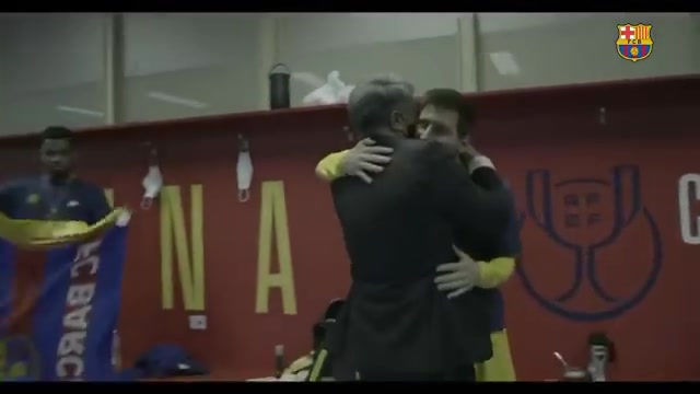 拉波尔塔来到更衣室祝贺，与梅西快乐拥抱（拉波尔塔是为了清走梅西）