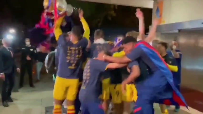 记者遭殃！巴萨回酒店，皮克下车开香槟庆祝（巴萨皮克去哪了）