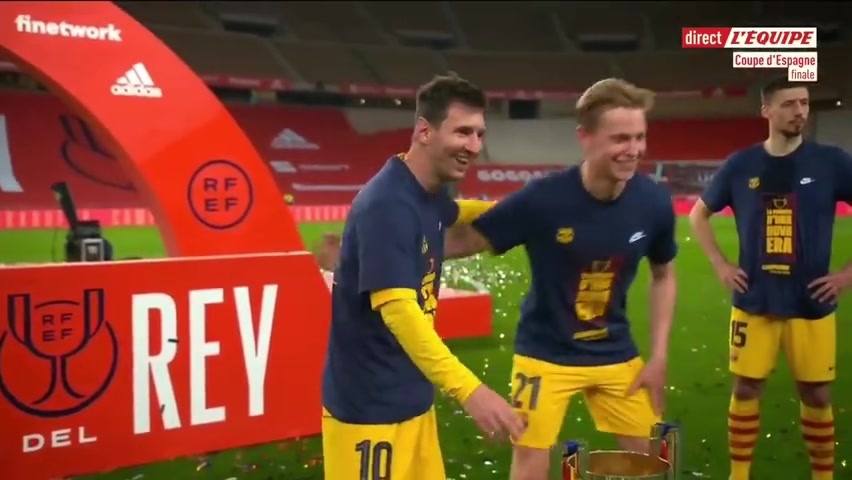 众所周知，球场上有世界著名移动景点很合理吧（移动足球场地）