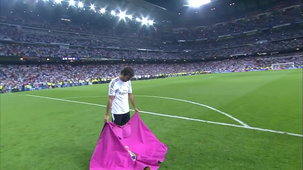 泪目！那天劳尔重回故地，伯纳乌王子再现经典斗牛舞（伯纳乌王子 劳尔）