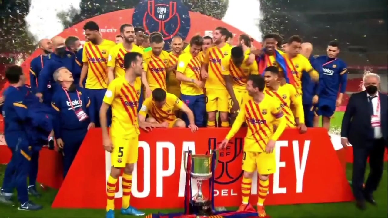 荣耀时刻！梅西举起冠军奖杯全队欢庆（梅西的冠军奖杯）