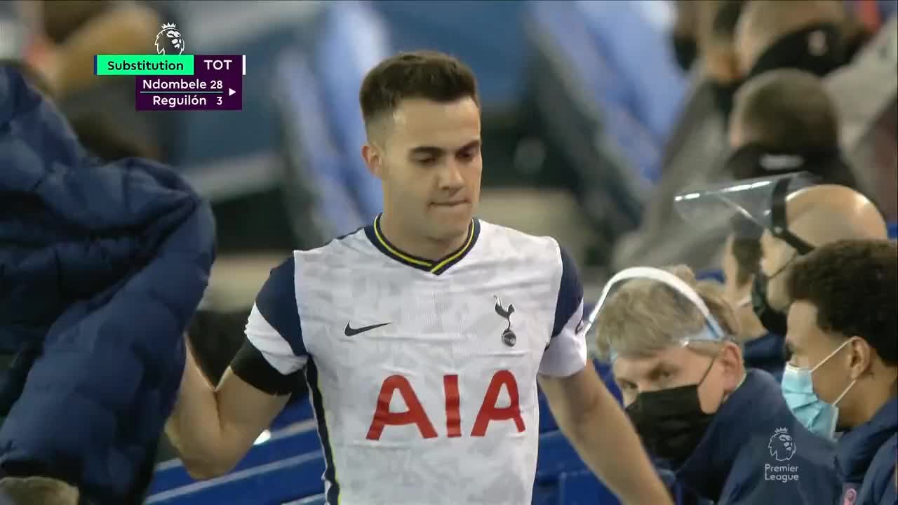 不满！雷吉隆被换下后怒摔衣服（雷吉隆哭）