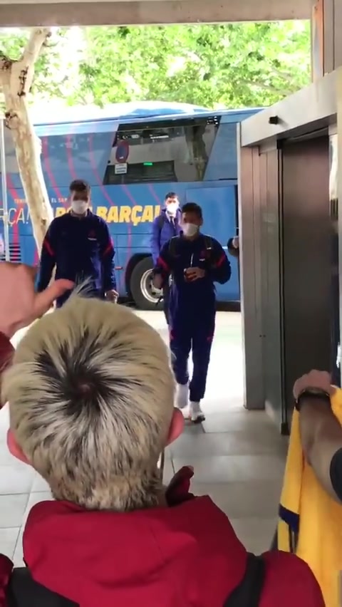 茶不离手！梅西和球队抵达国王杯决赛地塞维利亚（梅西2021国王杯）