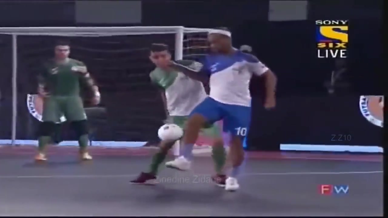 小罗来踢五人制足球，什么水平？