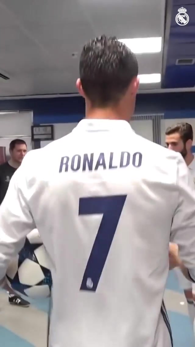 回忆总想哭！C罗对拜仁戴帽后在更衣室受到全队欢呼（c罗对拜仁帽子戏法）