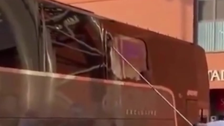 砸车、谩骂！利物浦疯狂球迷砸坏皇马大巴（利物浦踢皇马）