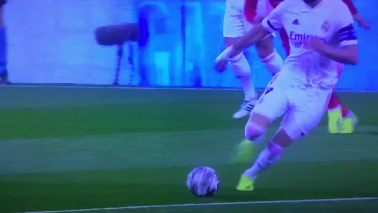 看着都疼！本泽马开场被米尔纳踩中脚踝，裁判无表示（本泽马踢球怎么样）