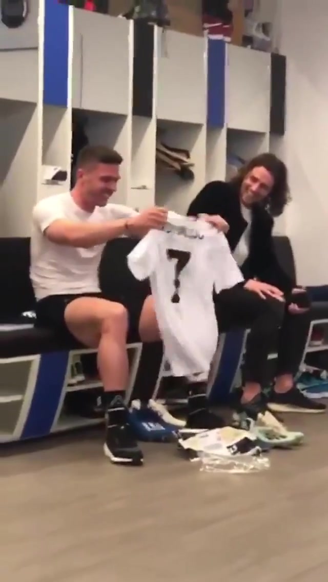 亚特兰大球员因受伤没得到总裁球衣 队友得知后送他C罗球衣(亚特兰大球衣2021)