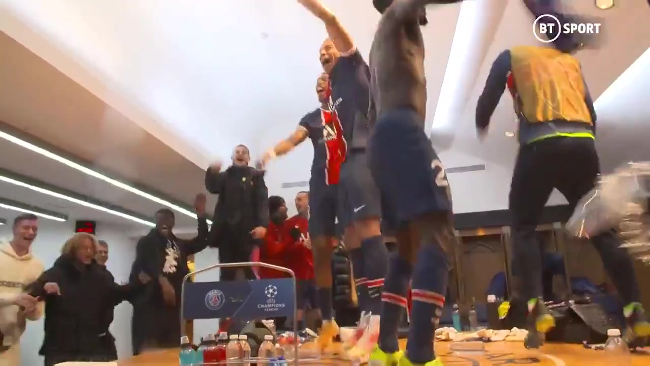 复仇！巴黎球员们更衣室疯狂庆祝淘汰拜仁（巴黎淘汰拜仁=冠军）
