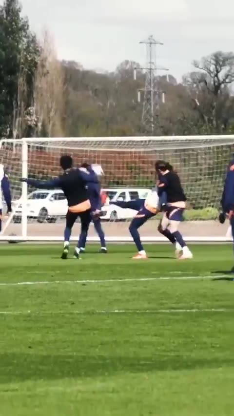 技术担当！恩东贝莱停球过人操作太骚（恩东贝莱进球）