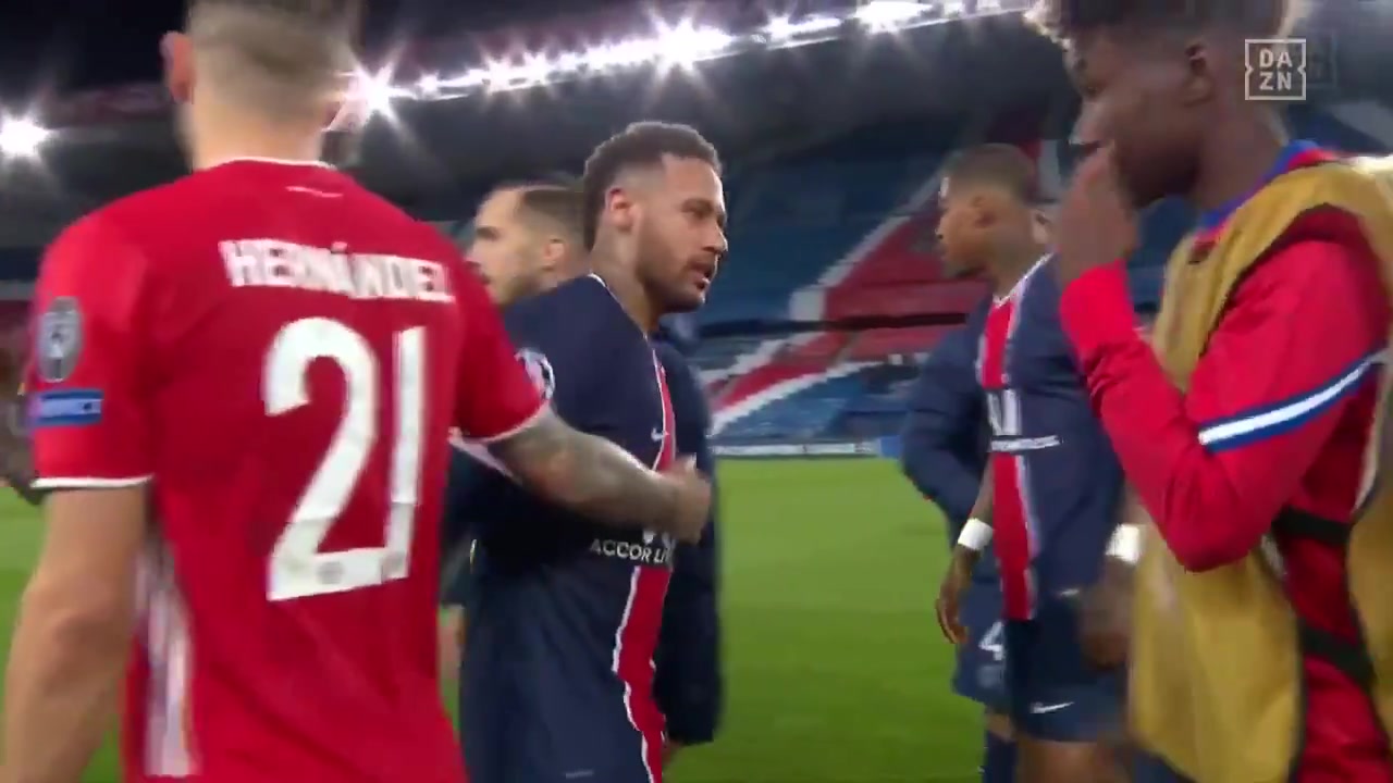 有人欢喜有人愁！巴黎球员赛后欢声笑语，拜仁球员心情低落（巴黎 拜仁）