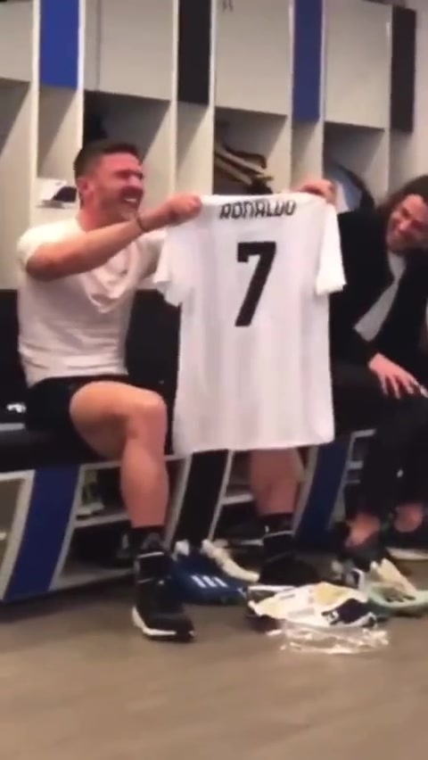 戈森斯找C罗要球衣遭拒,队友们自费买了件C罗球衣送他