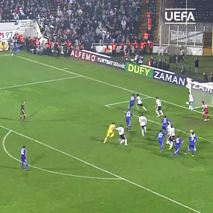 玩FIFA游戏啊！欧冠史上最混乱一幕（fifa 欧冠）