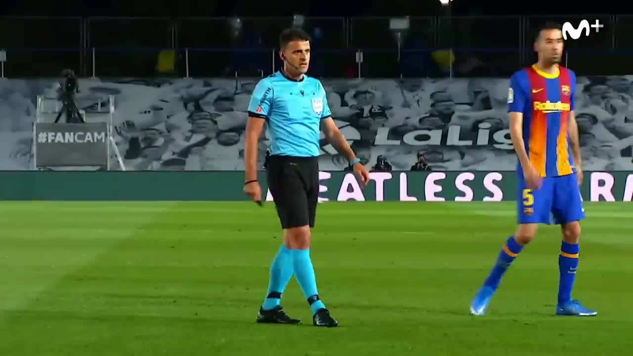 神走位！国家德比主裁险些撞伤本泽马和布茨克斯（本泽马国家德比多少球）