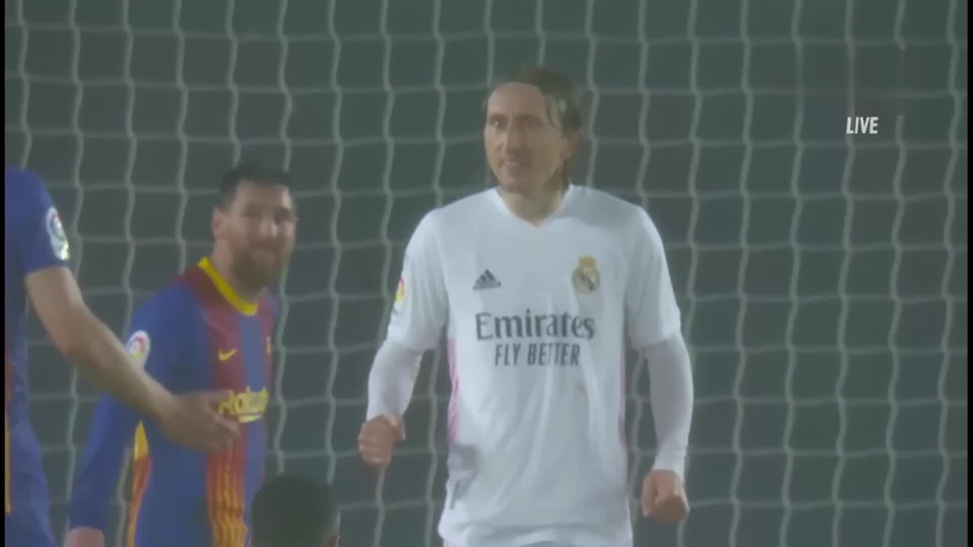 莫德里奇振臂庆祝胜利 梅西入镜成背景板（莫德里奇为梅西颁奖）