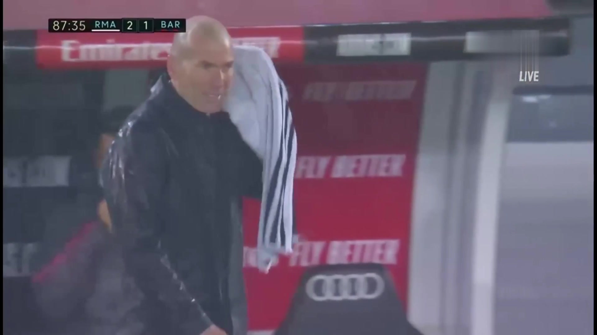 高下立判？齐达内大雨中指挥PK科曼躲雨观战（齐达内 下课）