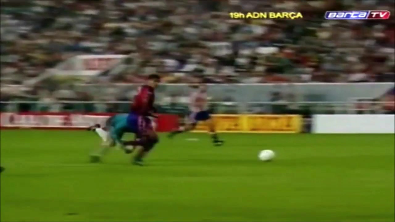 观赏性十足！里瓦尔多单挑门将破门时刻（里瓦尔多射门）