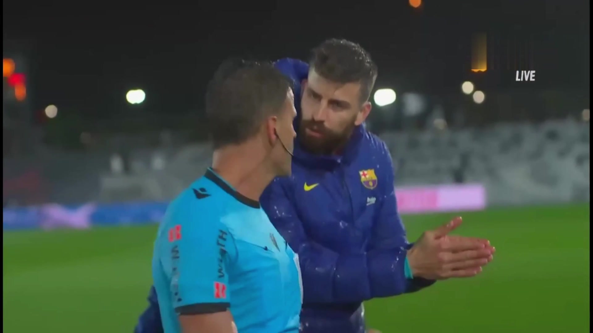 强烈不满！终场哨响后皮克找裁判疯狂理论（皮克踢中锋）