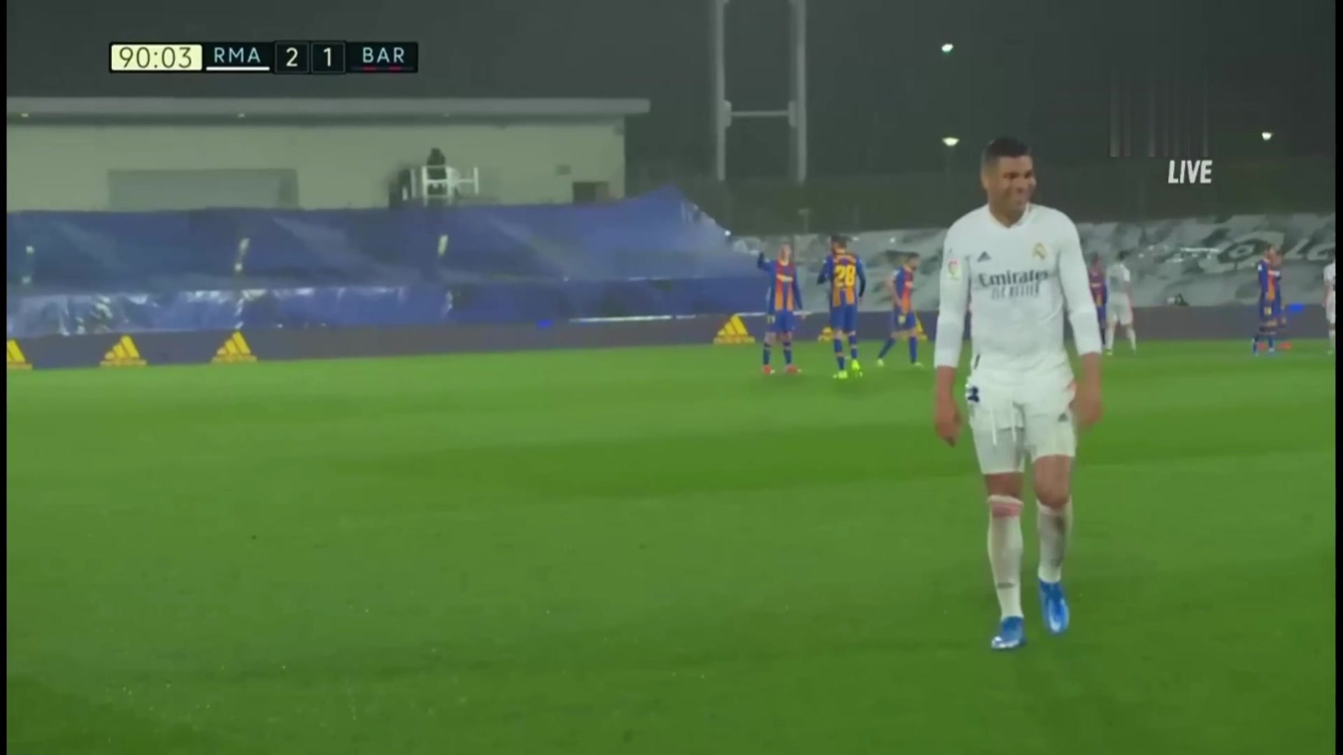 激烈对抗！卡塞米罗1分钟内连吃两张黄被罚下（卡塞米罗是什么类型的后腰）