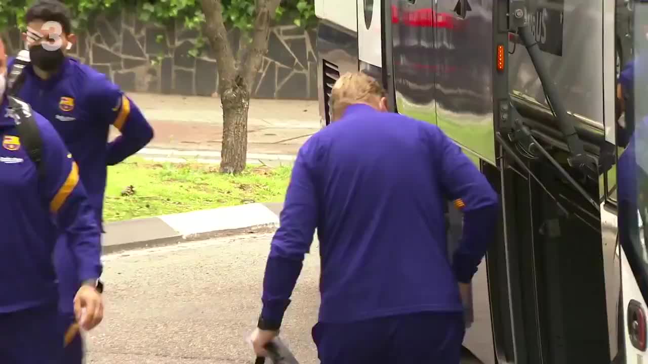 大战在即！巴萨全队抵达酒店（巴萨球场）