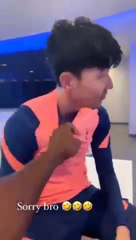 有点不高兴！孙兴慜遭到队友的捉弄（孙兴慜到底什么水平）