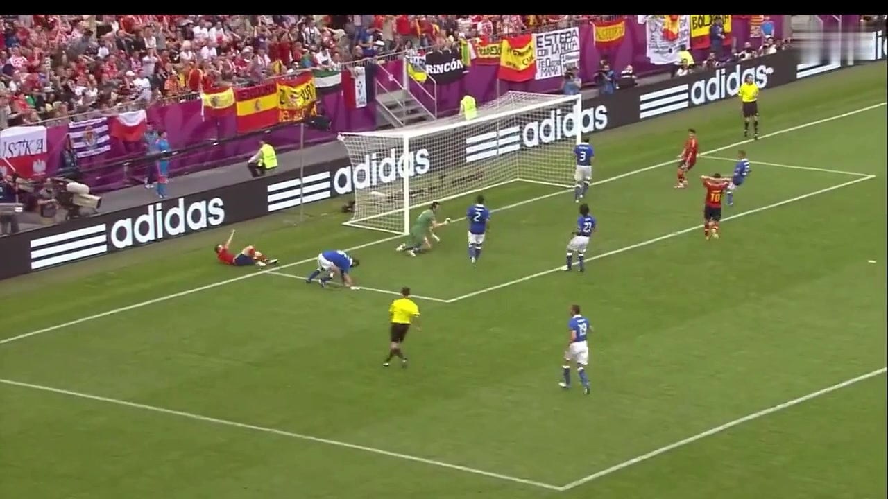 赏心悦目！2012年欧洲杯伊涅斯塔一个人的独舞（伊涅斯塔欧冠绝杀）