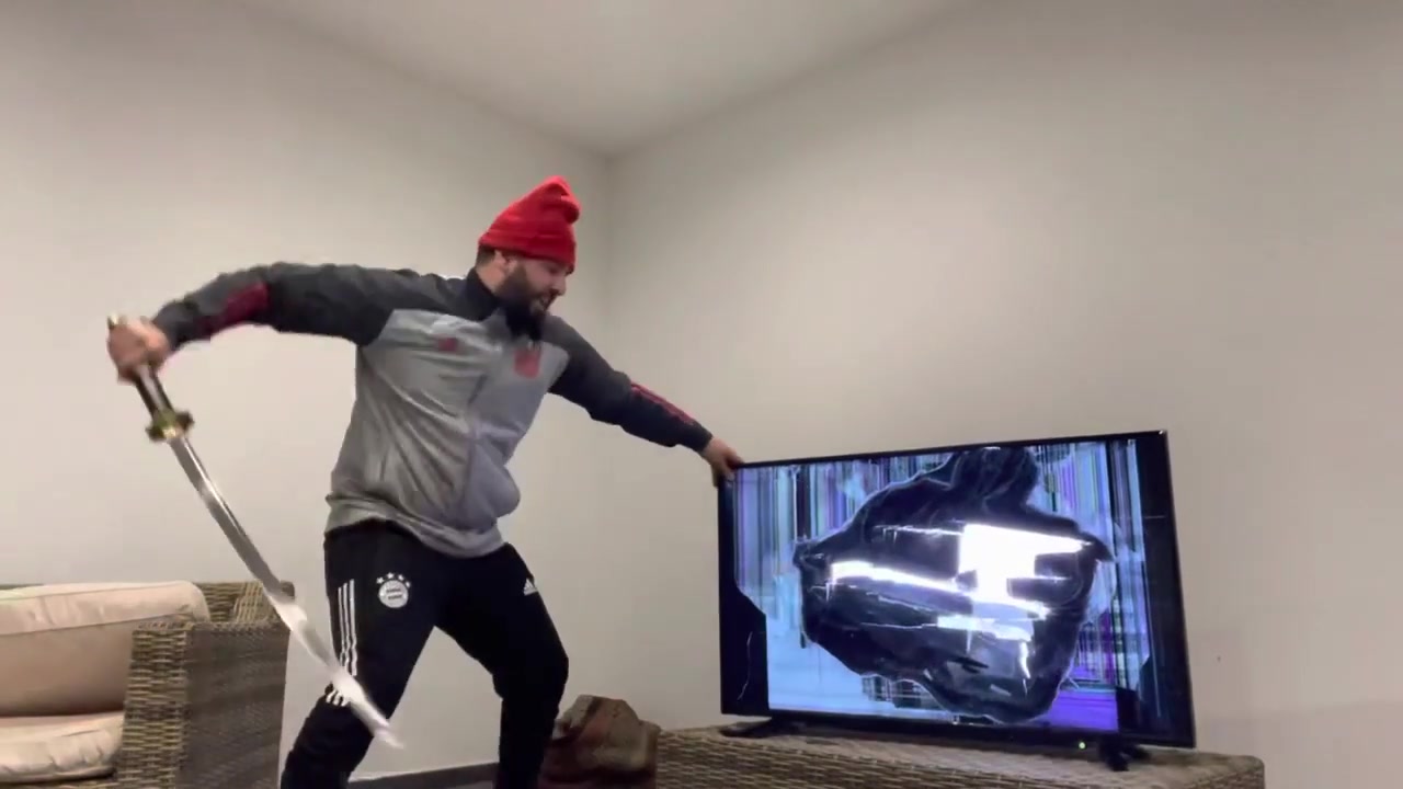 目睹死敌巴黎赢球！马赛老哥这回不砸电视改用刀捅？！