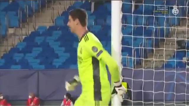 有点尴尬~皇马进球后库尔图瓦只能和门柱横梁庆祝（库尔图瓦在皇马穿几号球衣）