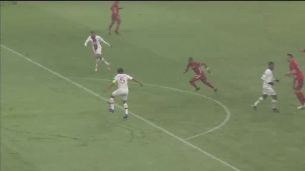 内马尔上帝视角送助攻 马尔基尼奥斯反越位破门（马尔基尼奥斯和内马尔）