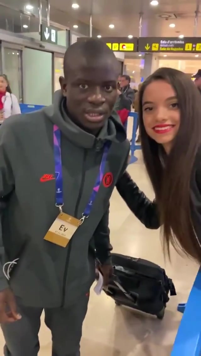 紧张！坎特和美女粉丝合影时的表情（坎特很低调）