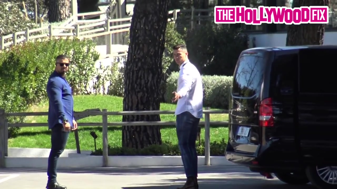 遭偷拍！C罗和乔治娜出去吃饭时怒瞪狗仔队（c罗和乔治娜是怎么认识并相爱的）