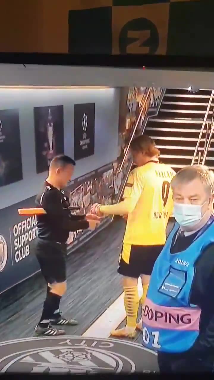 20岁骚年的待遇！赛后边裁向哈兰德索要签名（活久见!边裁赛后找哈兰德签名 让他签在红黄牌上）