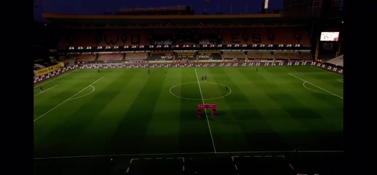 世界第一联赛！狼队主场灯光秀感受一下~（狼队主场在哪个城市）