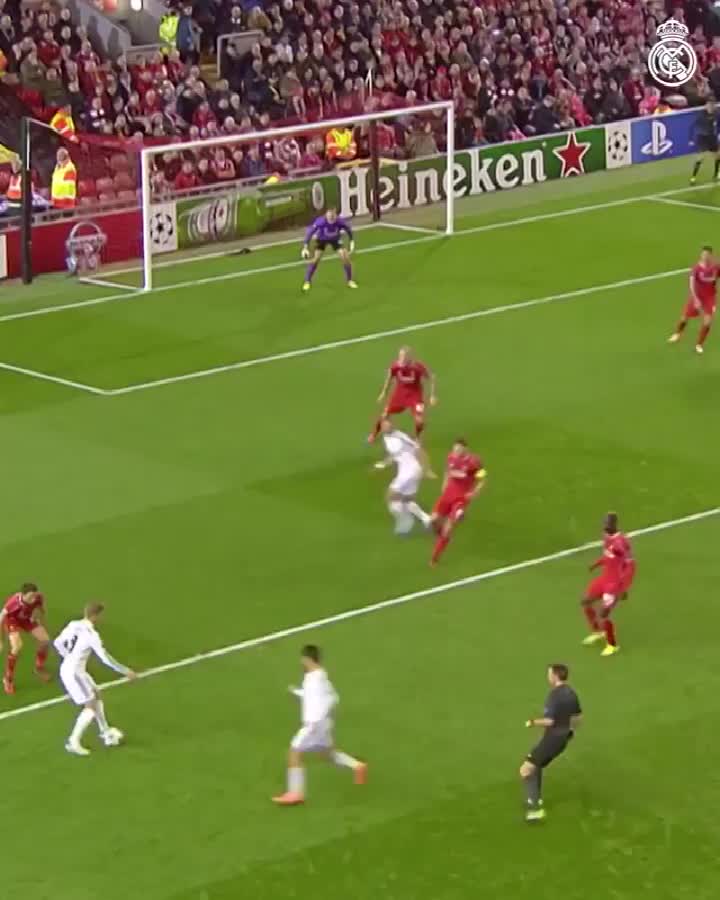 一代锅锋！回顾本泽虎对阵利物浦的四粒进球（本泽马上赛季进球）