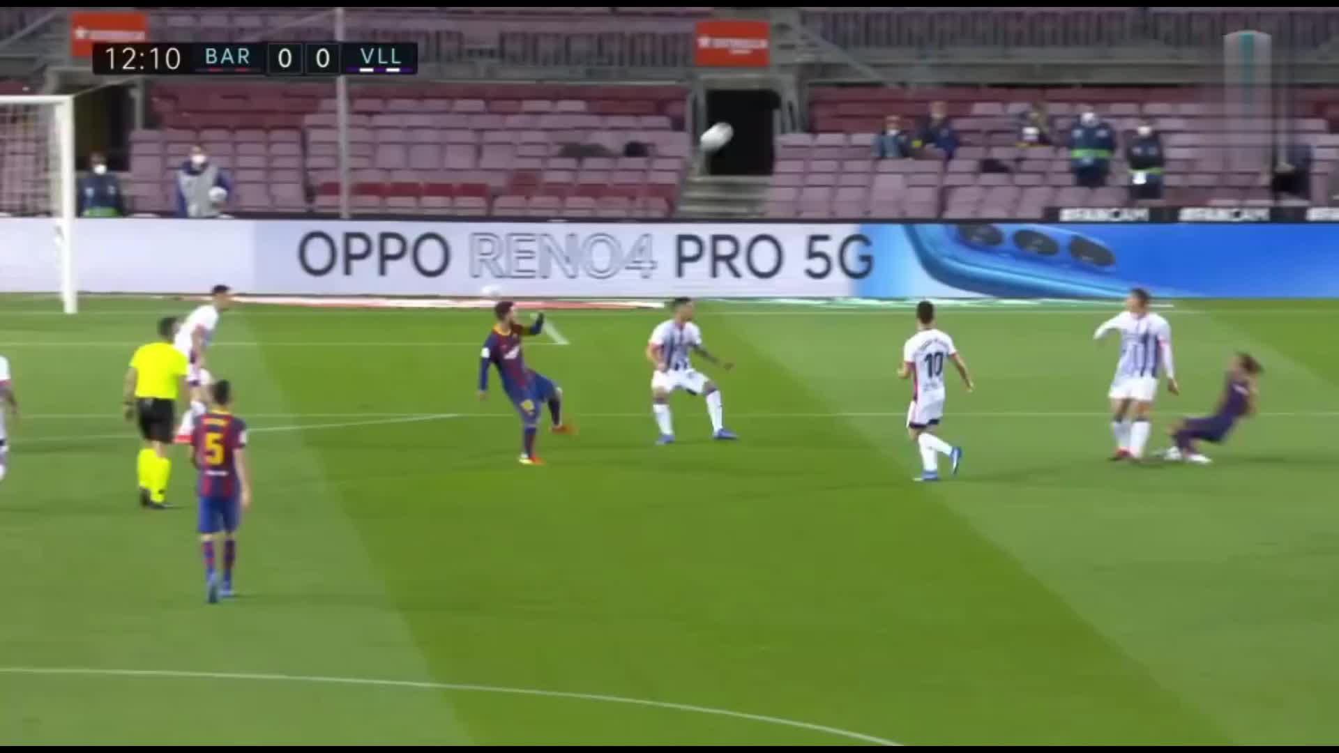 格列兹曼遭肘击，裁判无表示（格列兹曼回应）