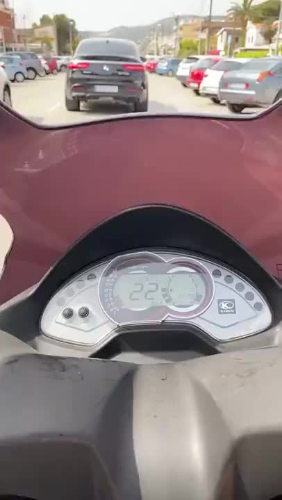 兴奋！球迷骑摩托车实拍到开车的梅西（梅西 摩托车）