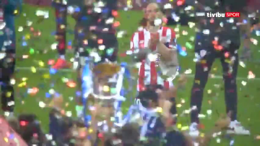 风度！毕巴队长穆尼亚因赛前触摸奖杯，失利后为对手献上掌声（毕巴主教练）