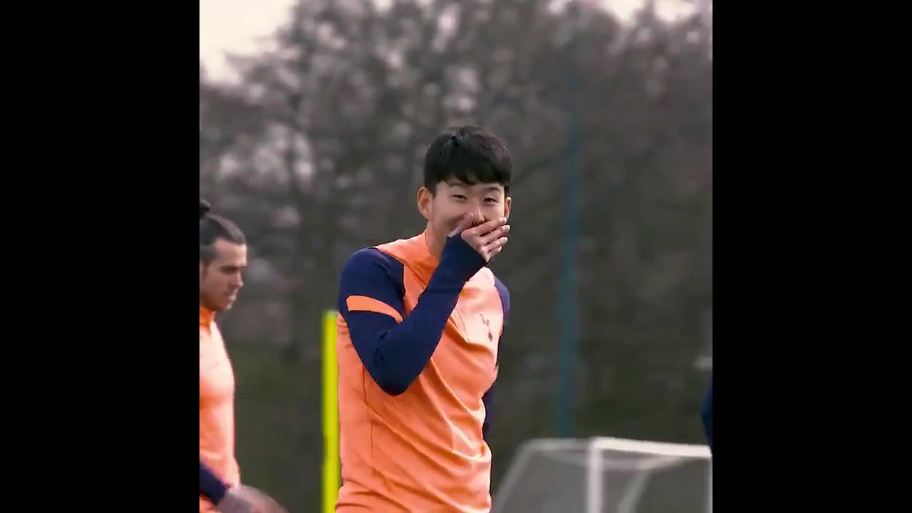 孙兴慜训练赛发现摄影师拍自己后的反应（孙兴慜训练视频）