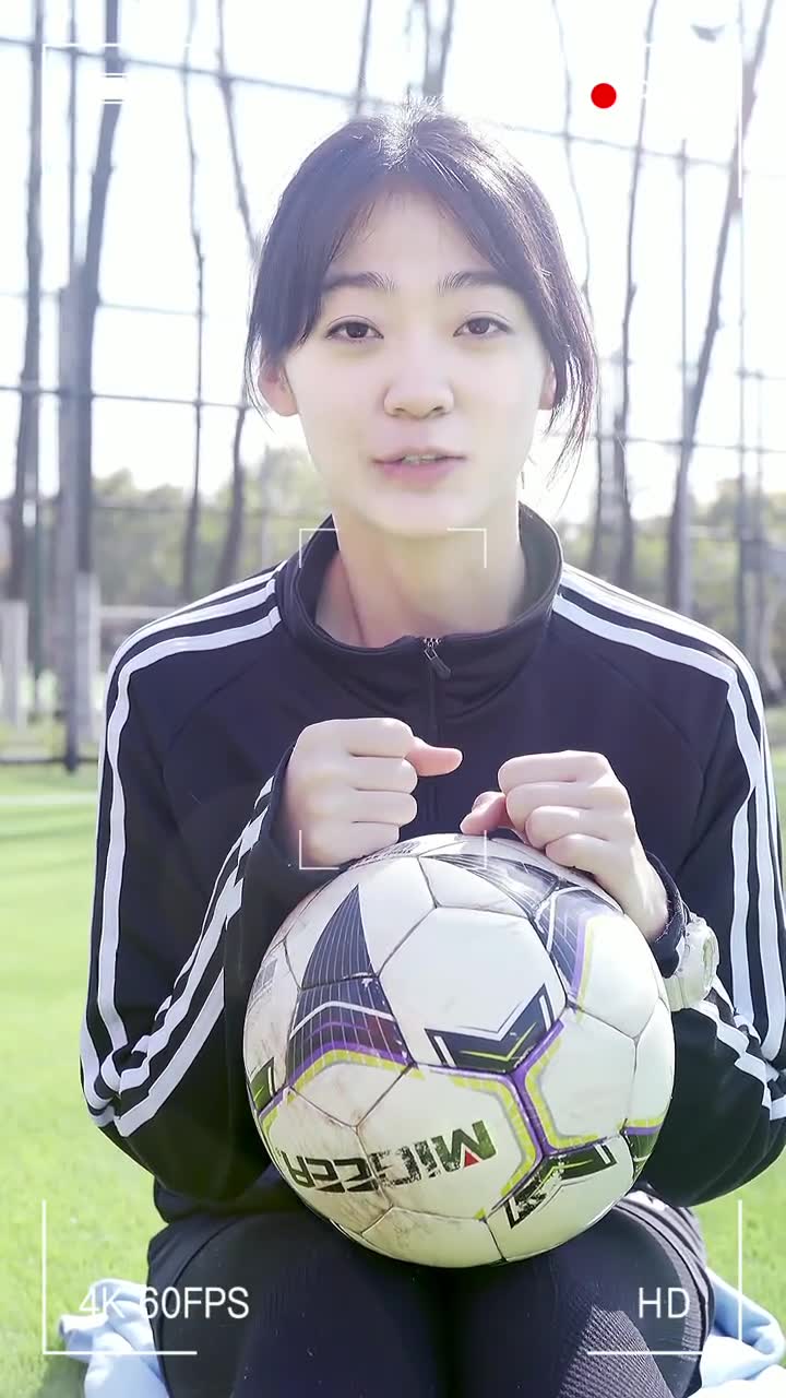 帅！女足姑娘教你停好高空球（足球停高空球动作要领）