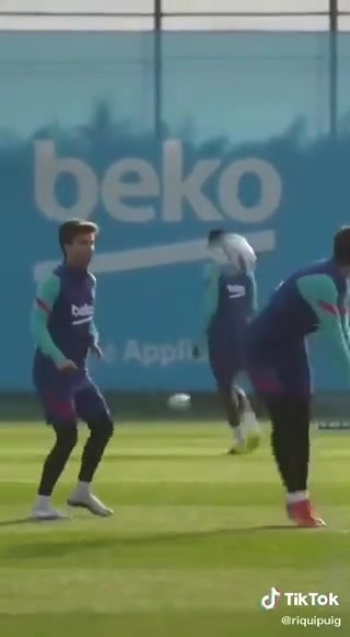 画风不对劲啊！普吉和特林康“腚向传球”